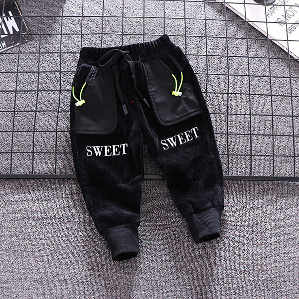 Μοντέρνα παντελόνια για αγόρια με κεντήματα και τσέπες σε καφέ και μαύρο χρώμα