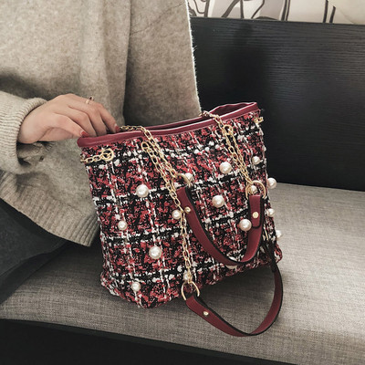 Μοντέρνα γυναικέια τσάντα με πέρλες και μακριές λαβές ώμων σε μαύρο, κόκκινο και μπεζ χρώμα