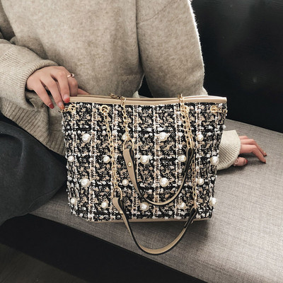 Μοντέρνα γυναικέια τσάντα με πέρλες και μακριές λαβές ώμων σε μαύρο, κόκκινο και μπεζ χρώμα