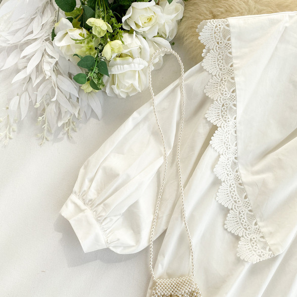 Bluză casual de damă cu dantelă și mâneci 3/4 în alb