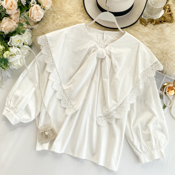 Bluză casual de damă cu dantelă și mâneci 3/4 în alb
