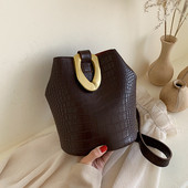 Geanta de dama eleganta cu element metalic in negru, verde, maro, albastru si visiniu