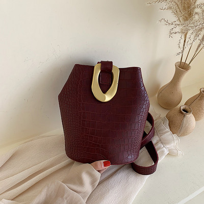 Geanta de dama eleganta cu element metalic in negru, verde, maro, albastru si visiniu