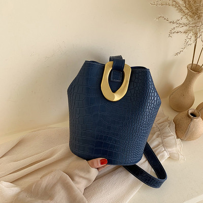 Geanta de dama eleganta cu element metalic in negru, verde, maro, albastru si visiniu