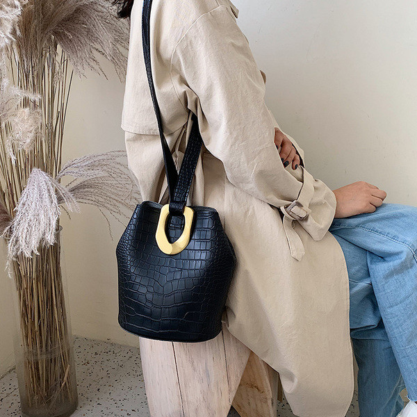 Geanta de dama eleganta cu element metalic in negru, verde, maro, albastru si visiniu