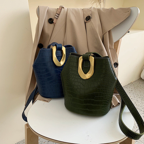 Geanta de dama eleganta cu element metalic in negru, verde, maro, albastru si visiniu