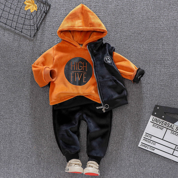 Νέο μοντέλο παιδικό σετ για αγόρια σε τρία μέρη σε κόκκινο και κίτρινο χρώμα