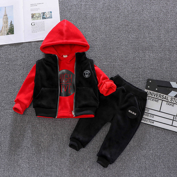 Νέο μοντέλο παιδικό σετ για αγόρια σε τρία μέρη σε κόκκινο και κίτρινο χρώμα