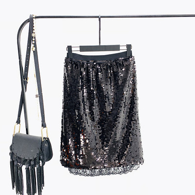 Stílusos női szoknya fekete flitterekkel