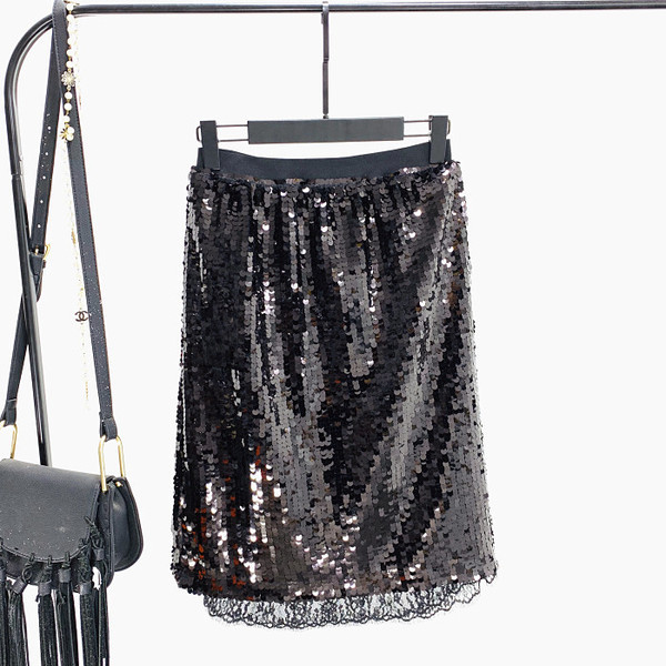 Stílusos női szoknya fekete flitterekkel