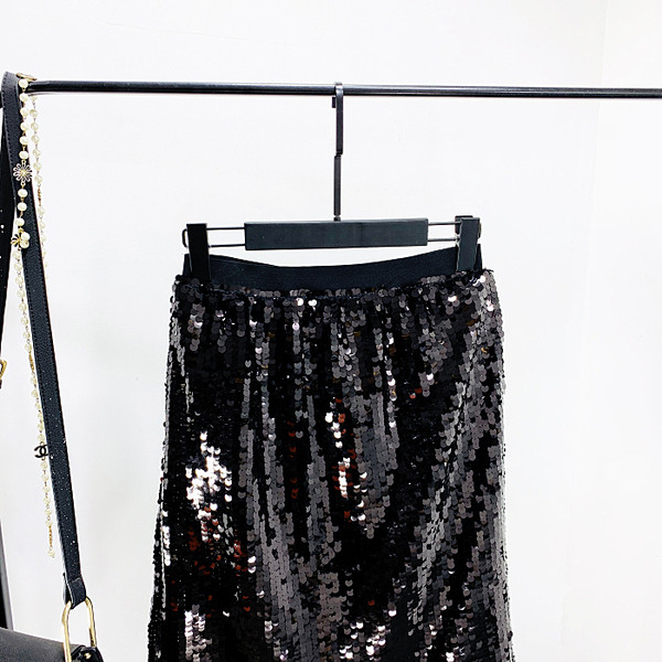 Stílusos női szoknya fekete flitterekkel