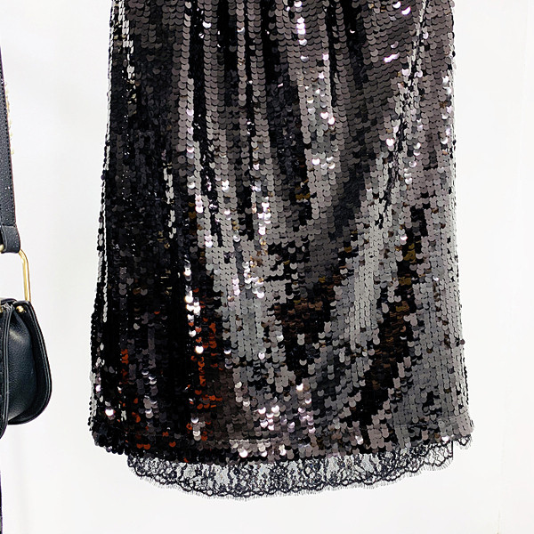 Stílusos női szoknya fekete flitterekkel