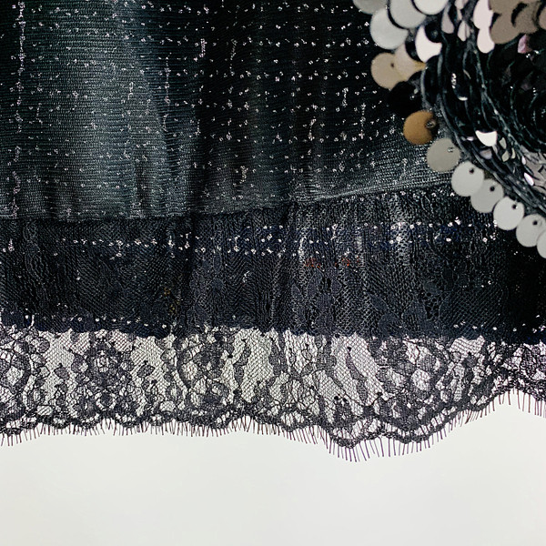 Stílusos női szoknya fekete flitterekkel