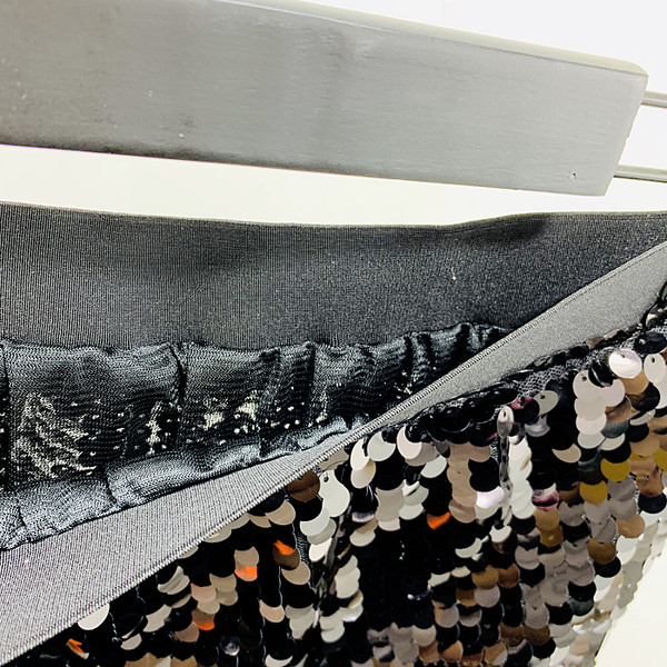 Stílusos női szoknya fekete flitterekkel