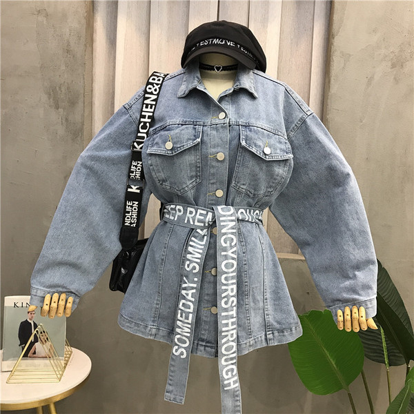 Γυναικείο μπουφάν με ζώνη σε ανοιχτό χρώμα