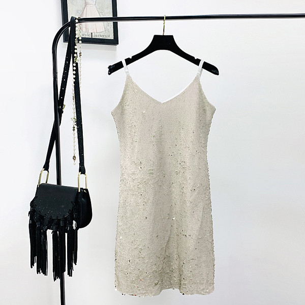 Rochie de dama eleganta cu paiete si decolteu spitz in culoarea aurie