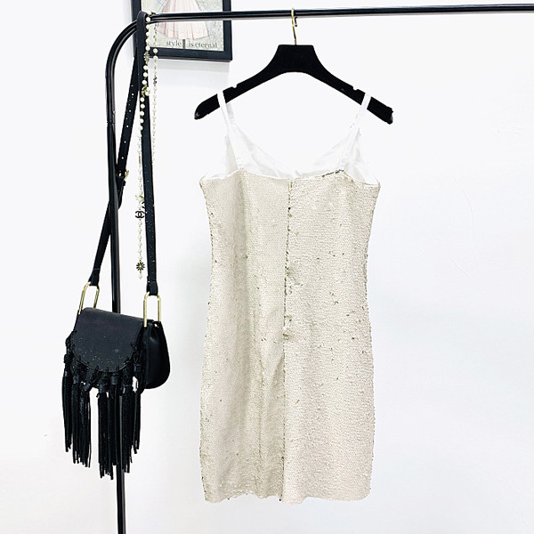 Rochie de dama eleganta cu paiete si decolteu spitz in culoarea aurie