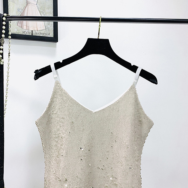 Rochie de dama eleganta cu paiete si decolteu spitz in culoarea aurie