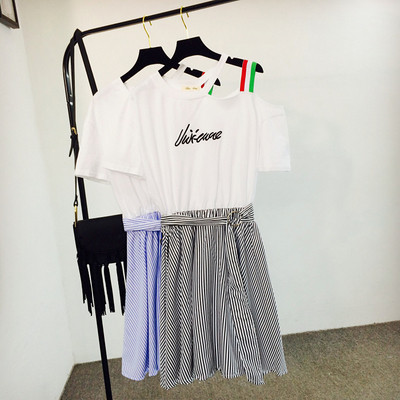 Női alkalmi ruha rövid ujjal, kék és fekete felirattal