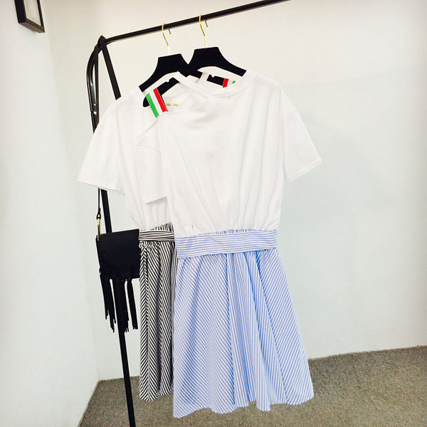 Női alkalmi ruha rövid ujjal, kék és fekete felirattal