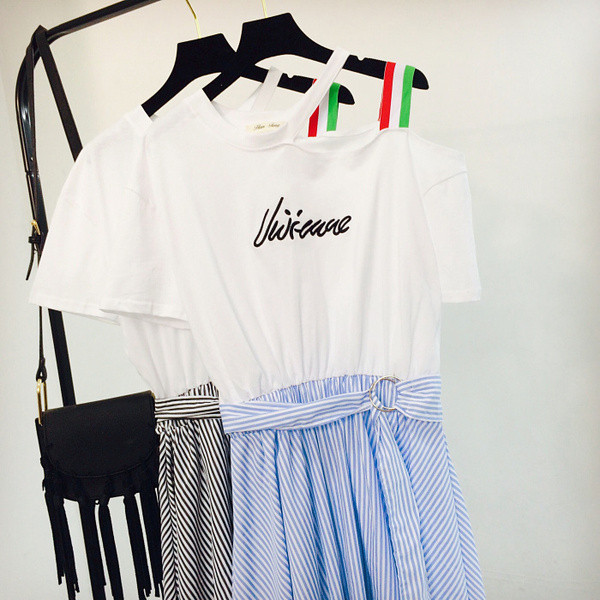 Női alkalmi ruha rövid ujjal, kék és fekete felirattal