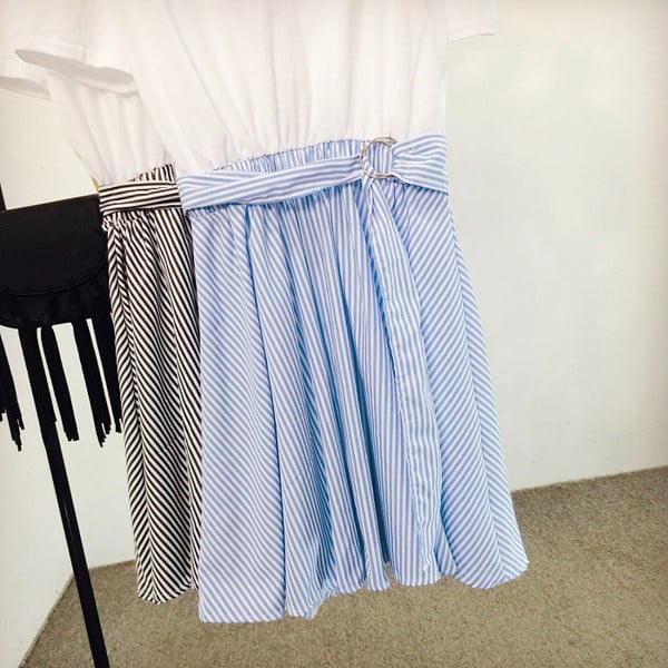 Női alkalmi ruha rövid ujjal, kék és fekete felirattal