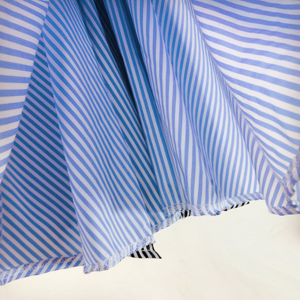 Női alkalmi ruha rövid ujjal, kék és fekete felirattal