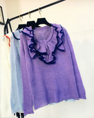 Modern női blúz gombokkal és spitz nyakkivágással