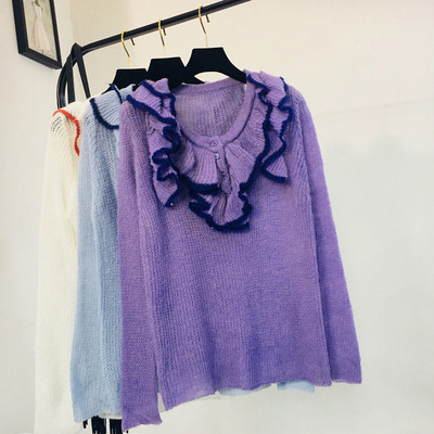 Modern női blúz gombokkal és spitz nyakkivágással