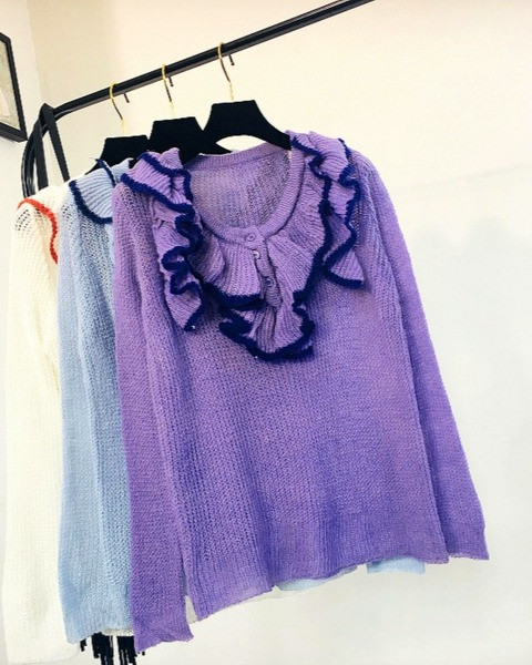 Modern női blúz gombokkal és spitz nyakkivágással