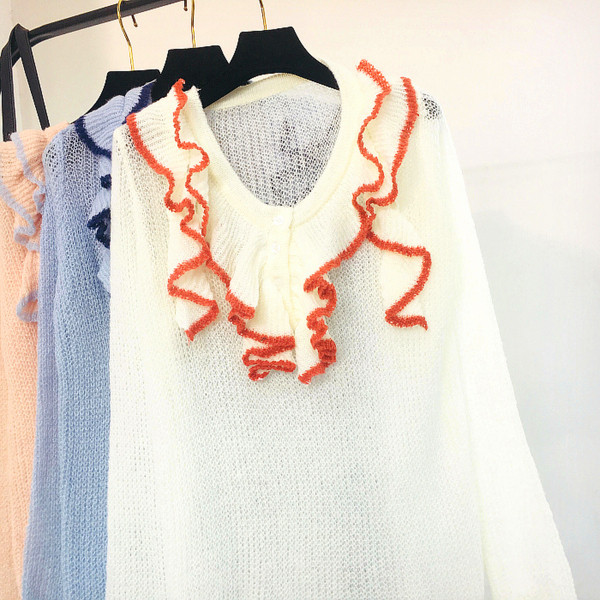 Modern női blúz gombokkal és spitz nyakkivágással