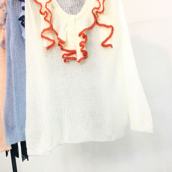 Modern női blúz gombokkal és spitz nyakkivágással