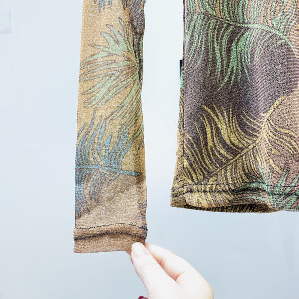 Őszi női blúz rátéttel, kerek nyakkivágással