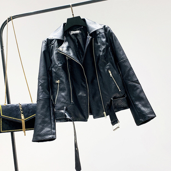 Geaca de piele de dama cu curea si guler spitz de culoare neagra