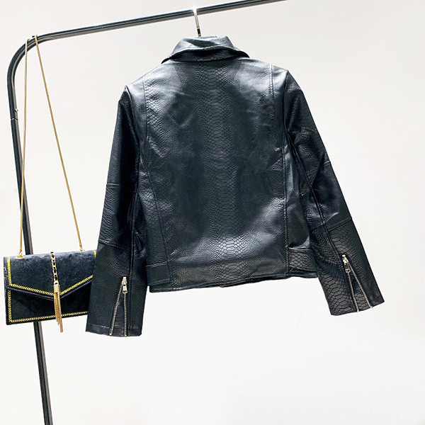 Geaca de piele de dama cu curea si guler spitz de culoare neagra