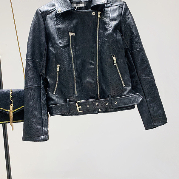 Geaca de piele de dama cu curea si guler spitz de culoare neagra