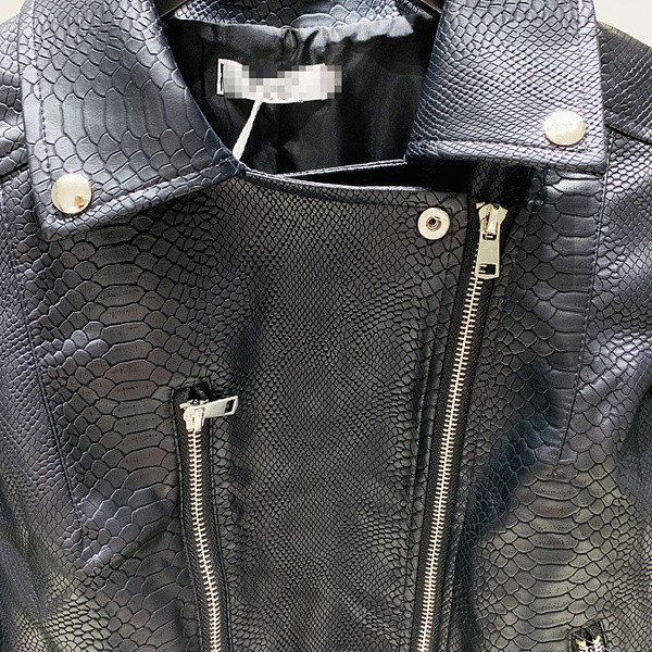 Geaca de piele de dama cu curea si guler spitz de culoare neagra