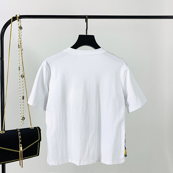 Κομψή γυναικεία μπλούζα με κοντό μανίκι και έγχρωμη εφαρμογή σε μαύρο χρώμα