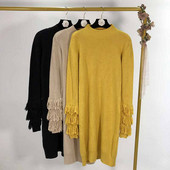 Hosszú kötött ruha ovális nyakkivágással és rojtokkal az ujjakon