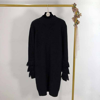 Hosszú kötött ruha ovális nyakkivágással és rojtokkal az ujjakon