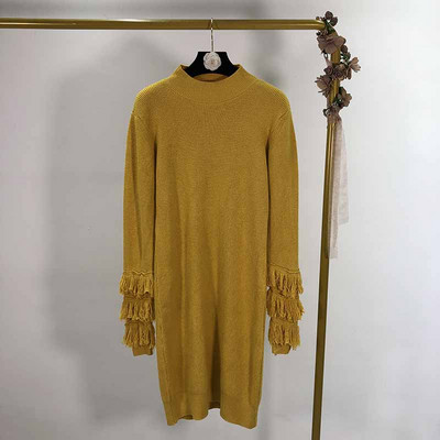 Hosszú kötött ruha ovális nyakkivágással és rojtokkal az ujjakon