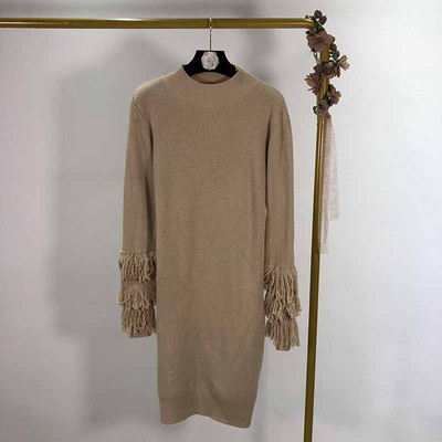 Hosszú kötött ruha ovális nyakkivágással és rojtokkal az ujjakon