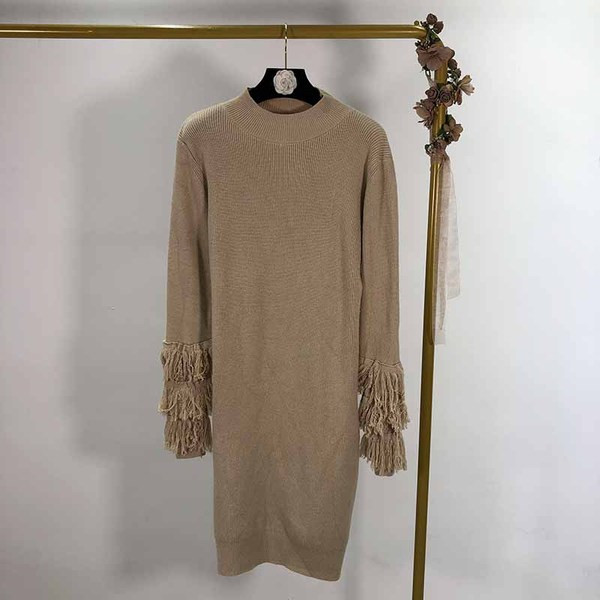 Hosszú kötött ruha ovális nyakkivágással és rojtokkal az ujjakon