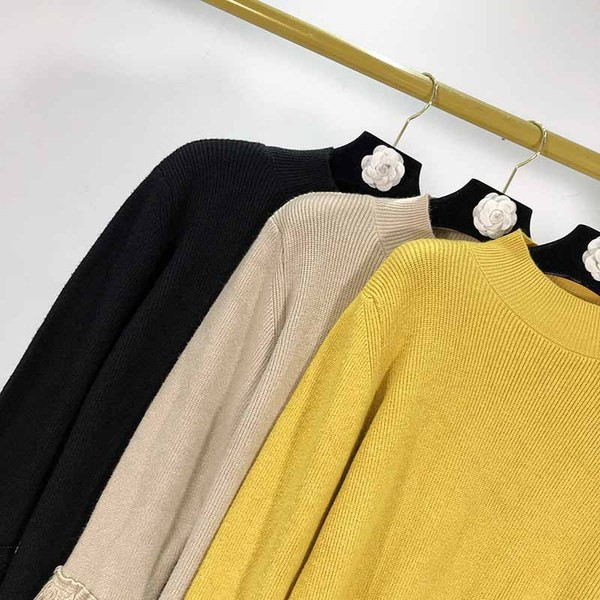 Hosszú kötött ruha ovális nyakkivágással és rojtokkal az ujjakon