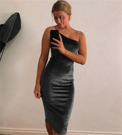 Rochie de damă elegantă din catifea, cu o curea, în verde și negru