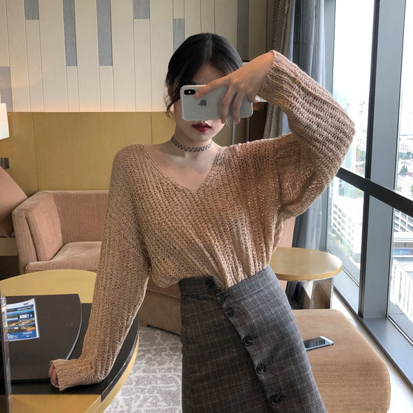 Μοντέρνο γυναικείο πουλόβερ  με V-λαιμόκοψη σε μπεζ και μπλε χρώμα