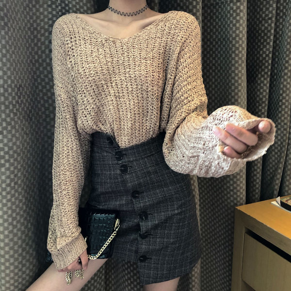 Μοντέρνο γυναικείο πουλόβερ  με V-λαιμόκοψη σε μπεζ και μπλε χρώμα