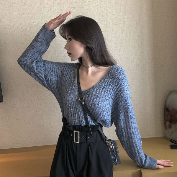 Μοντέρνο γυναικείο πουλόβερ  με V-λαιμόκοψη σε μπεζ και μπλε χρώμα