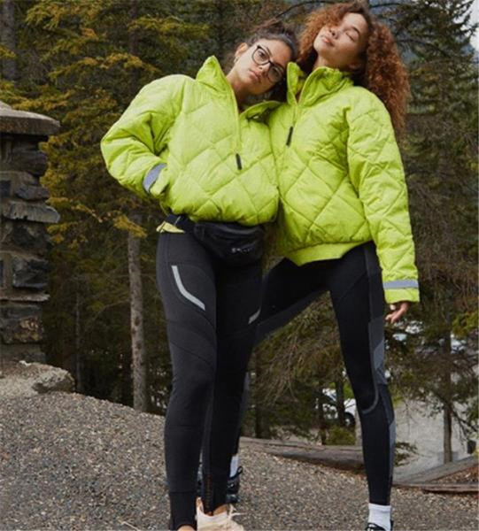 Modern női kabát típusú anorák cipzárral, zöld színben