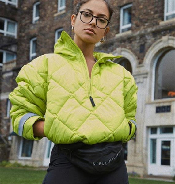 Modern női kabát típusú anorák cipzárral, zöld színben